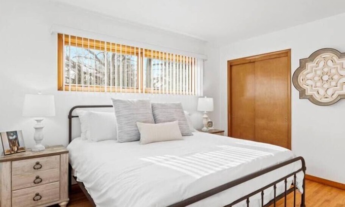 East Palmyra House | Charming Farmhouse Retreat ~ King Suite