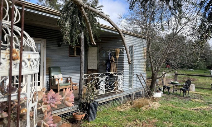 Deniliquin Cabin | Charming Farmstay Deniliquin
