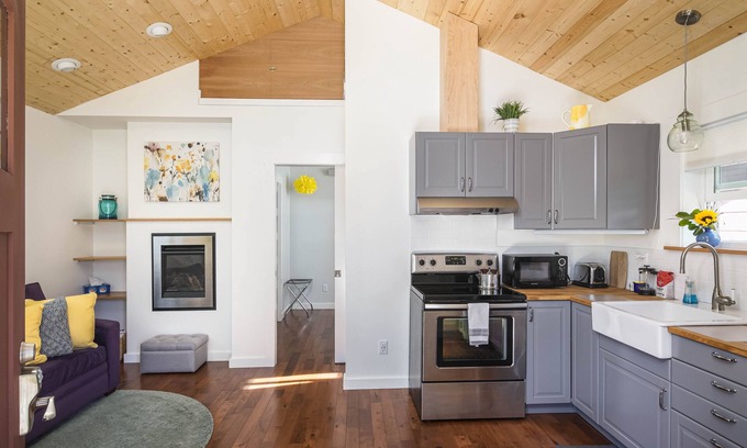 Concordia House | Charming Fireplace! Walk to Alberta Arts SilverStar cottage in NE Portland.