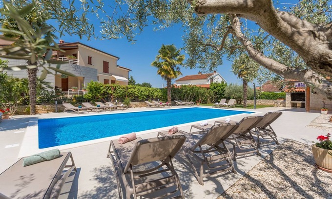Mali Maj Apartment | Charming flat just 800 metres from the beach with pool, barbecue area, washing machine