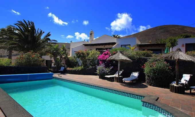 La Asomada Apartment | Charming flat with communal pool, terrace