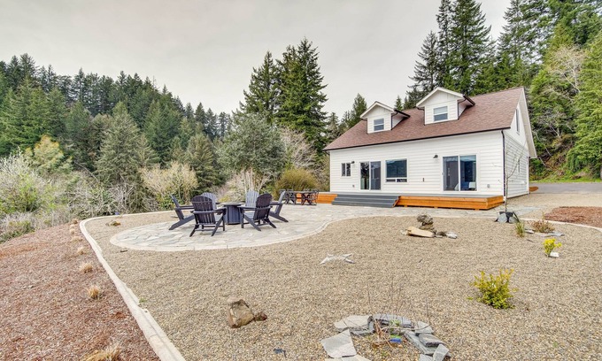 Florence House | Charming Florence Home w/Fire Pit & River Views!