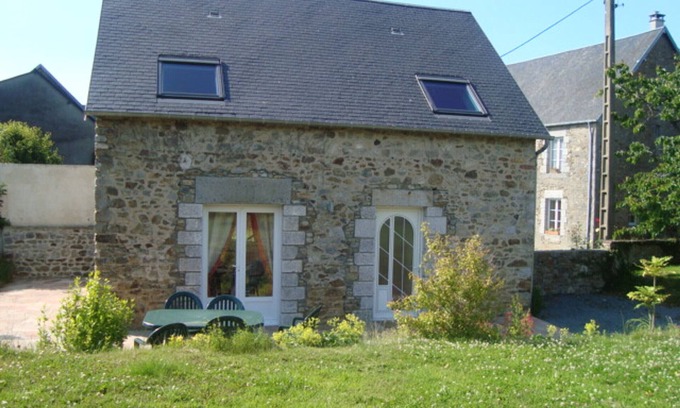 Heugueville-sur-Sienne Cottage | Charming stone house near sea with garden and BBQ
