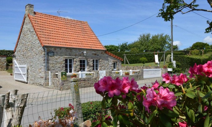 Les Moitiers-d'Allonne Cottage | Charming Spacious House Near Beach: Fireplace, Games, Garden, Baby Equipment, Pet-Friendly