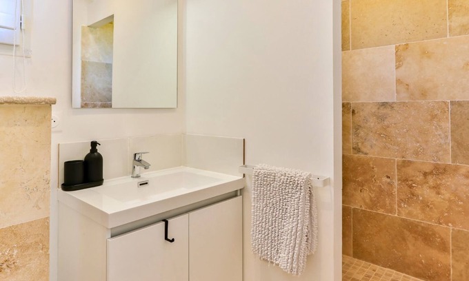 Saint-Etienne-du-Gres House | Charming new air-conditioned villa just 10 minutes from Les Baux de Provnce, a sure-fire favourite!