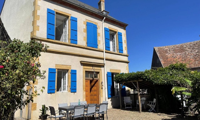 Pierrefitte-sur-Loire Cottage | Charming 18th-Century House with Garden, Near Lake & Attractions, Perfect for Families & Friends