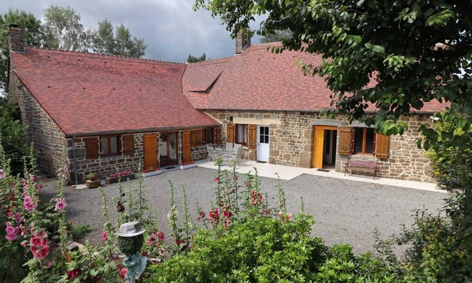 Saint-Bomer-les-Forges Cottage | Charming 19th-Century Home: WiFi, Fireplace, Baby Gear, Garden, Pet-Friendly, Cozy Countryside Retreat