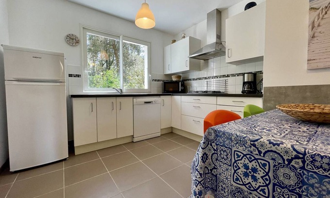 Domino House | Charming 2-Bedroom House Near Domino Beach with Garden, Parking, and Free WiFi
