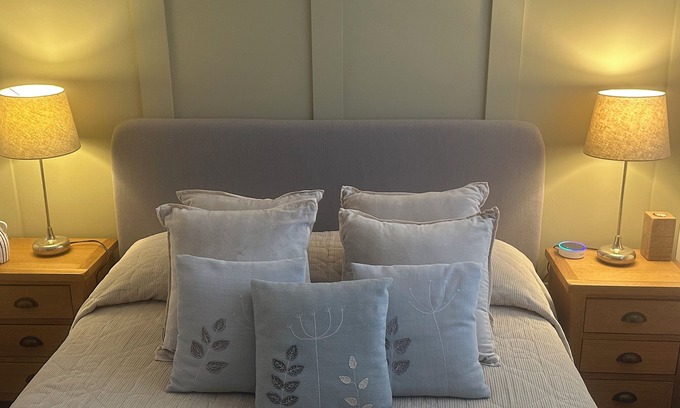 Thornhill Bed & Breakfast | Charming Friendly bed & breakfast in serene Thornhill with WiFi