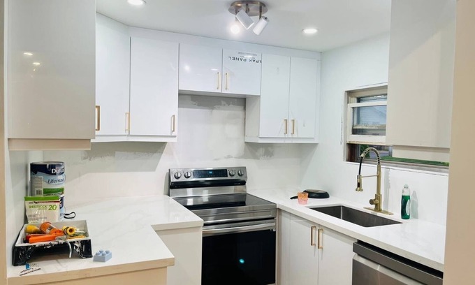 Brantford House | Charming fully-furnished house in a serene neighbourhood w/greenery and lakes.