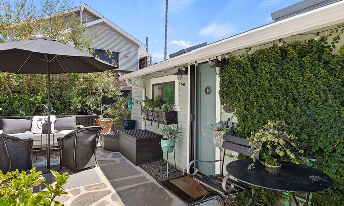 Oak Park Apartment | Charming Furnished Studio, Rents Monthly