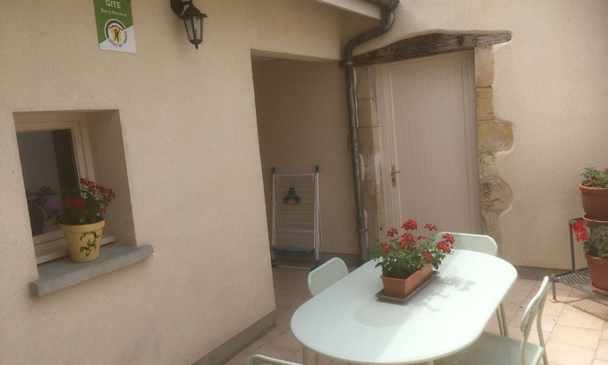 Dun-sur-Auron Cottage | Charming Gîte in Dun-sur-Auron: 3BR, Close to Shops, Cozy Courtyard, Garage Included