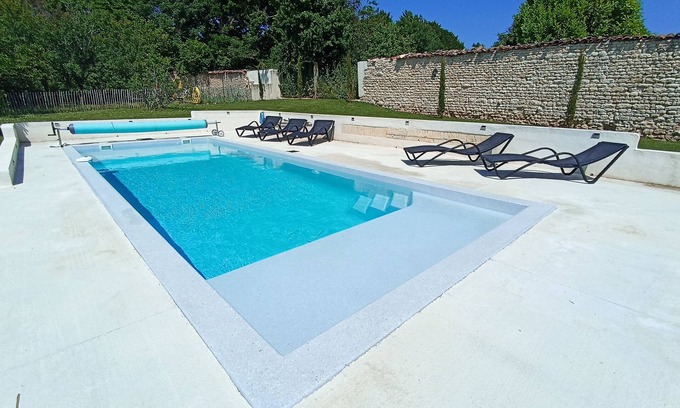 Antezant-la-Chapelle House | Charming gîte in a 14th-century manor house