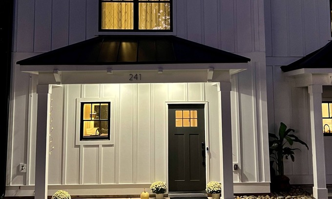 Gainesville House | Charming Gainesville Townhome, central, 2 mile from Hospital