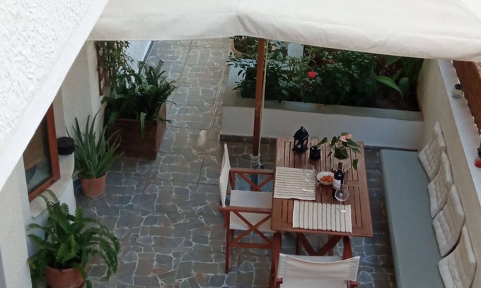 Petaloudes Apartment | Charming Garden Apartment