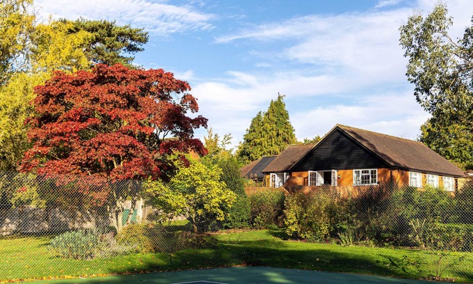 Yalding Cottage | Charming Garden Cottage with Woodland, Tennis & Family Fun