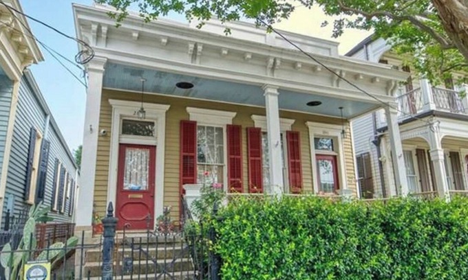 Faubourg Delassize Apartment | Charming Garden District Rental 1 block from the Streetcar