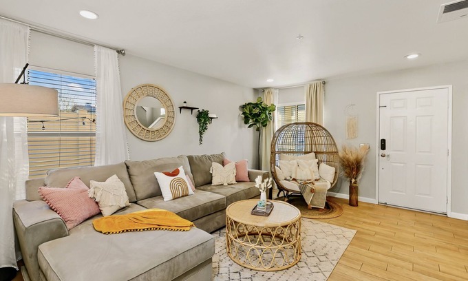 Anaheim Colony Historic District House | Charming Getaway 7 mins from Disneyland!