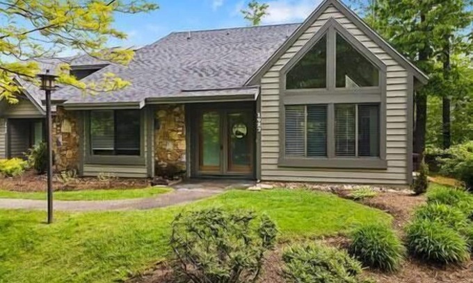 Jefferson Township House | Charming Getaway Hidden Valley 4BR+3Bath Hot Tub