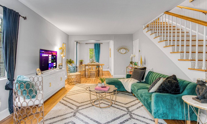 Dilworth House | Charming Getaway, Minutes to Everything!