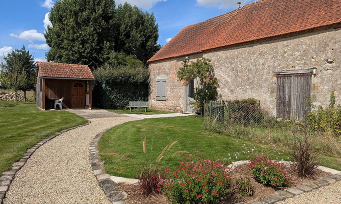 Guilly Cottage | Charming Gîte in Loire Valley - Near Sully and St-Benoît, Private Lawn, All Ground Floor