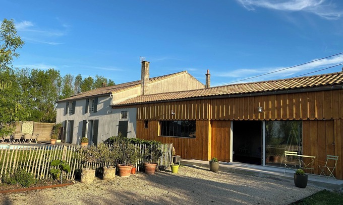 Vix House | Charming gite with heated pool and jacuzzi - Marais Poitevin