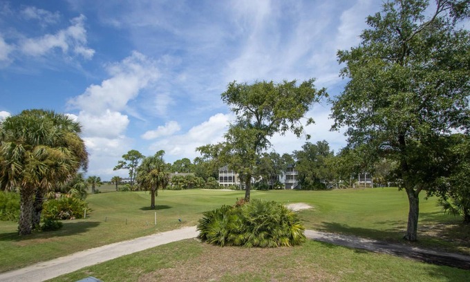 Saint Helena Island Cottage | Charming Golf Course Cottage w/ WiFi & Grill - Near Marina & Boathouse