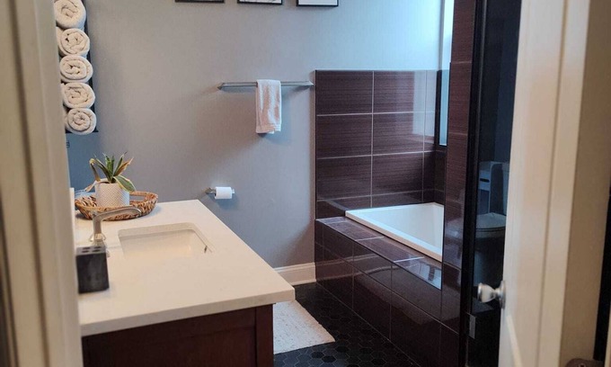 Bronzeville House | Charming grand 3-bedroom house in historic Bronzeville, Chicago.