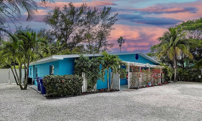 Holmes Beach Cottage | Charming Ground Level Resort Style 3 units Condo of a TRIPLEX- unit A