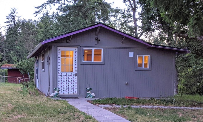 Eugene Cottage | Charming Guest Cottage in the Country