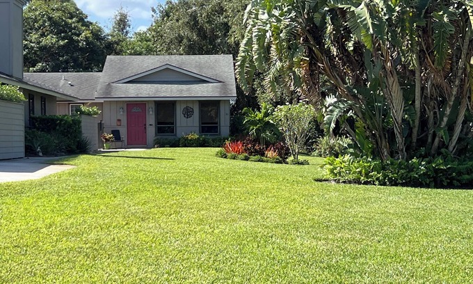 Jensen Beach House | Charming guest house minutes from the beach in peaceful Jensen Beach cul-de-sac.