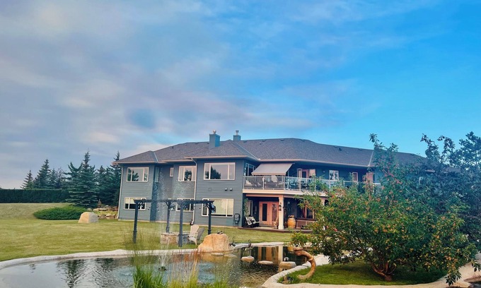 De Winton House | Charming Guest House with Beautiful Mountain View & Spa.Pet Friendly