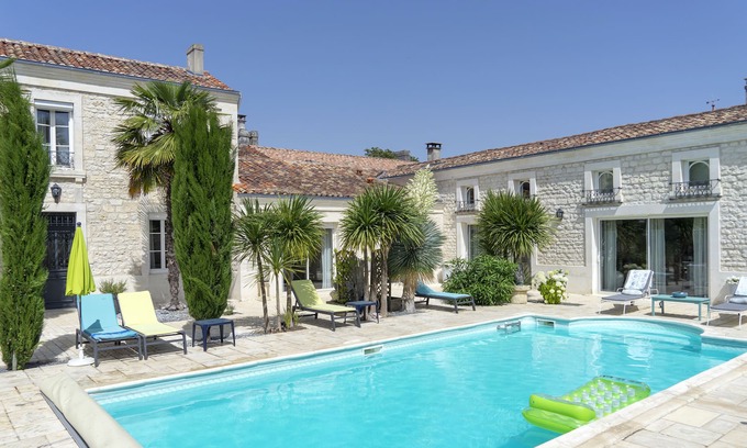 Saint-Porchaire House | charming guest room with swimming pool, 4 * classified garden in the heart of the village