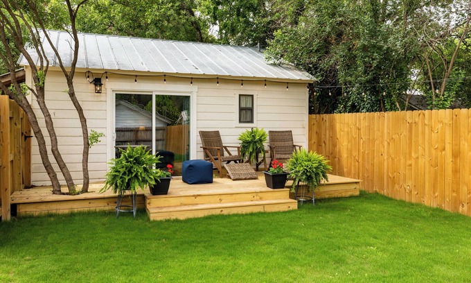 Kerrville Cottage | ❤Charming Guesthouse downtown w/yard, deck, bikes & FIREPIT