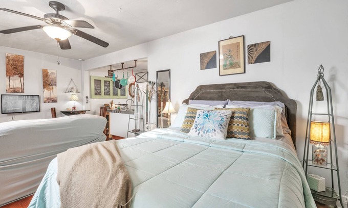 Waxahachie House | Charming Guesthouse in Heart of Waxahachie w/Dedicated Entry & Private Parking