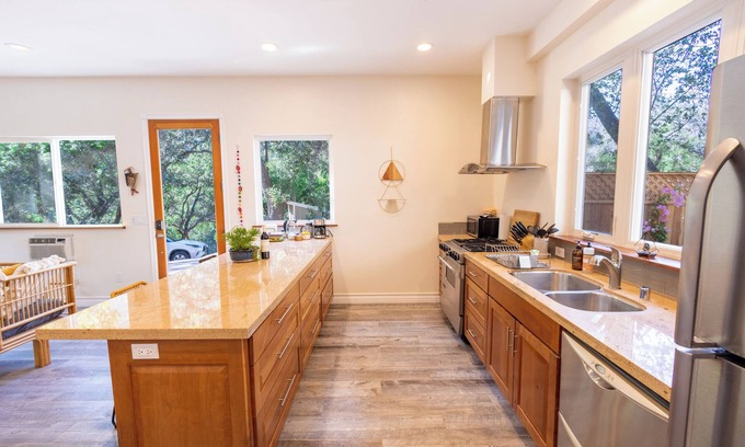 Ojai House | Charming Guesthouse with 1 bedroom and WiFi, AC in tranquil Ojai