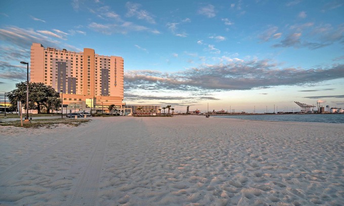 Gulfport Cottage | Charming Gulfport Getaway Only 3 Blocks to Beach!