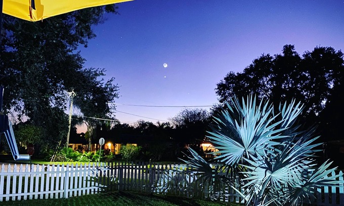 Gulfport Apartment | Charming Gulfport Town Guest Cottage Studio -Walk To Beach -Shops -Restaurants