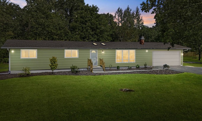 Three Oaks House | Charming Harbor Country Home w/large yard, outdoor dining, fire pit & gas grill