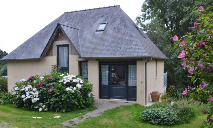 Le Mesnil-Rainfray Cottage | Charming hilltop cottage with nature view