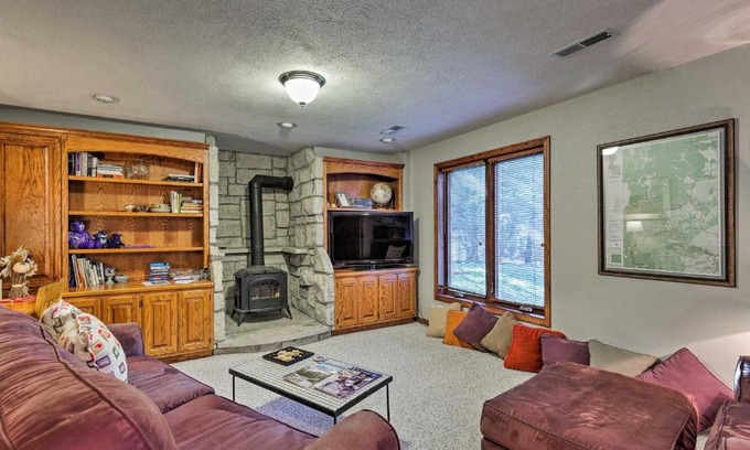 Manhattan Apartment | Charming Hideaway with Patio 3 Mi to Kansas State!