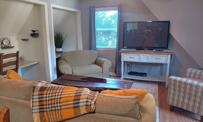 Belknap House | Charming Highlands Carriage House 2 beds/2bath nNO POOL