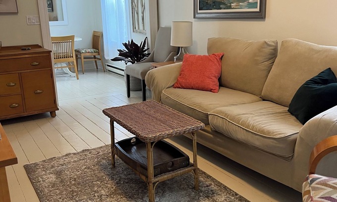 Cobourg House | Charming historic building mins walk to beach, downtown, train and amenities