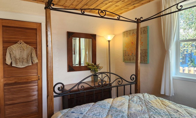 Montrose House | Charming Historic Bungalow