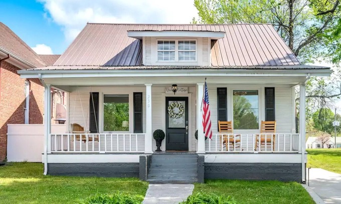 Dayton House | Charming Historic Cottage in Dayton Tennessee
