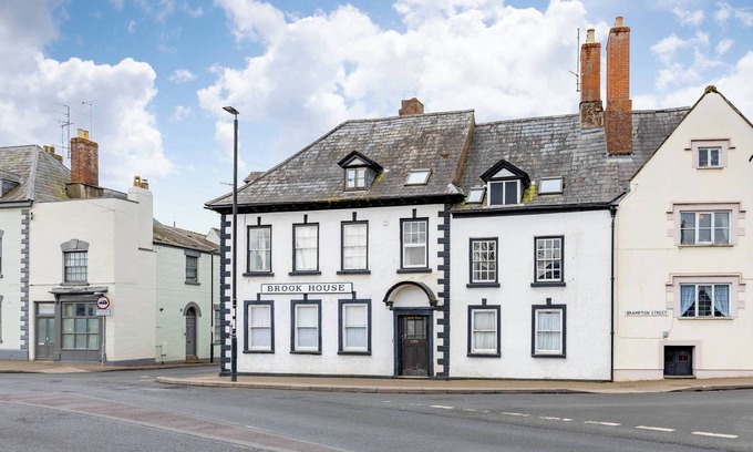 Ross-on-Wye Apartment | Charming Historic Stay | Cosy Flat with parking!