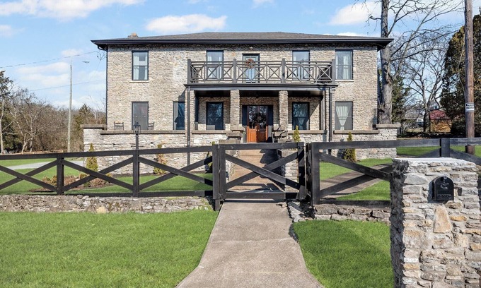Heron Walk House | Charming Historic Rock House: where luxury meets timeless character