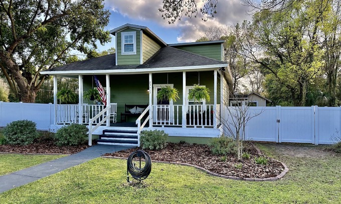 High Springs Cottage | Charming, historic cottage walking distance to downtown High Springs