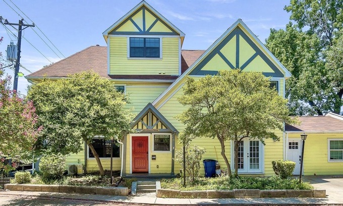 Oak Lawn House | Charming Historic Yellow House in Gated Community - Perfect Dallas Getaway