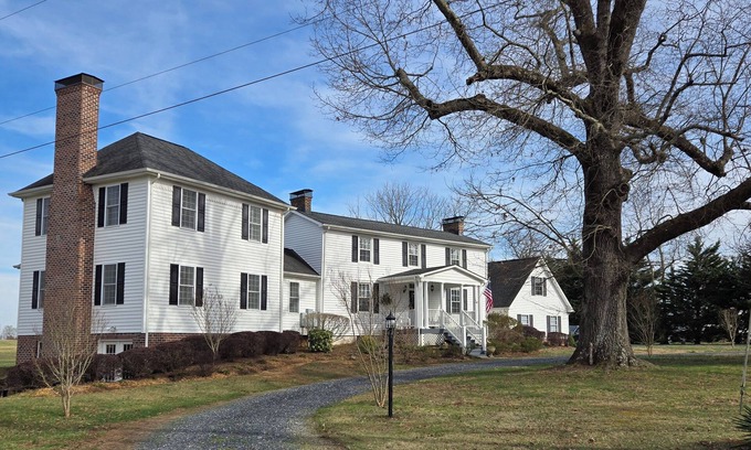 Andersonville House | Charming historical home in the countryside of Dillwyn, near Farmville